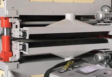 Beaver SR-RP 1300 HEAVY  Щетки  Верхний и нижний узел оснащаются щеткой очистки плиты на выходе, с подключаемой к ней аспирацией 